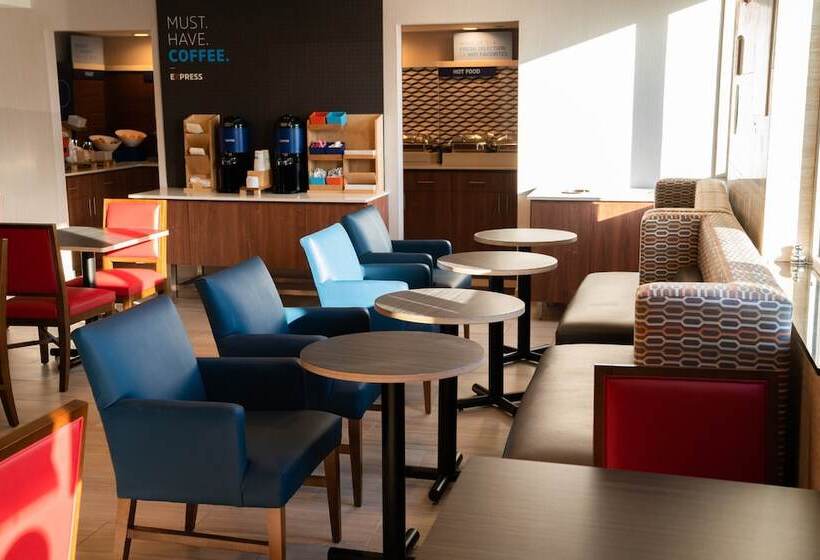 هتل Holiday Inn Express Maspeth, An Ihg