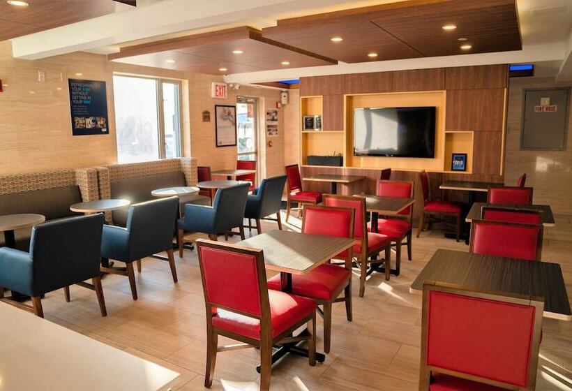 هتل Holiday Inn Express Maspeth, An Ihg