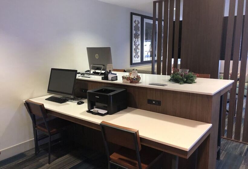 فندق Holiday Inn Express Mt. Vernon, An Ihg