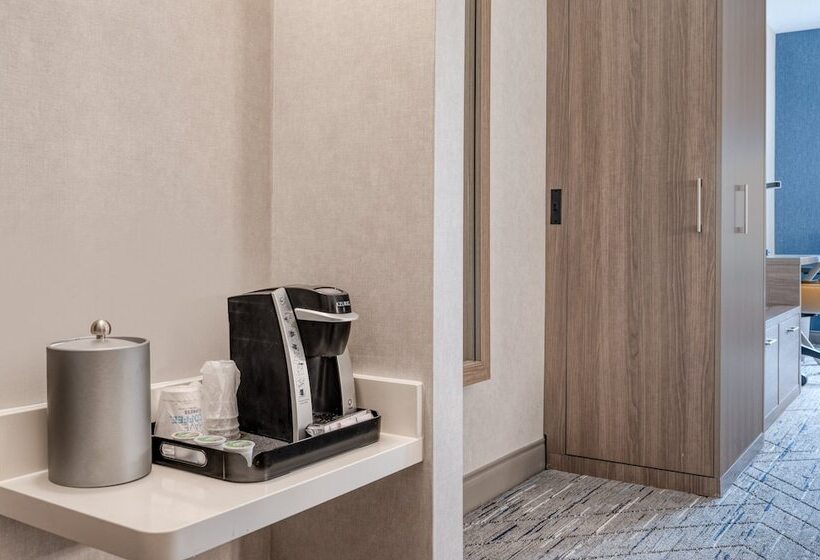 فندق Holiday Inn Express & Suites Wadsworth, An Ihg