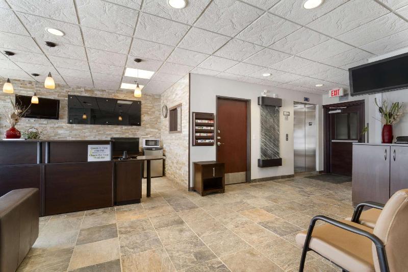 هتل Super 8 By Wyndham Saskatoon Near Downtown