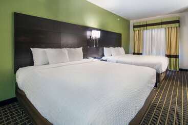 هتل Clarion Inn & Suites Weatherford South