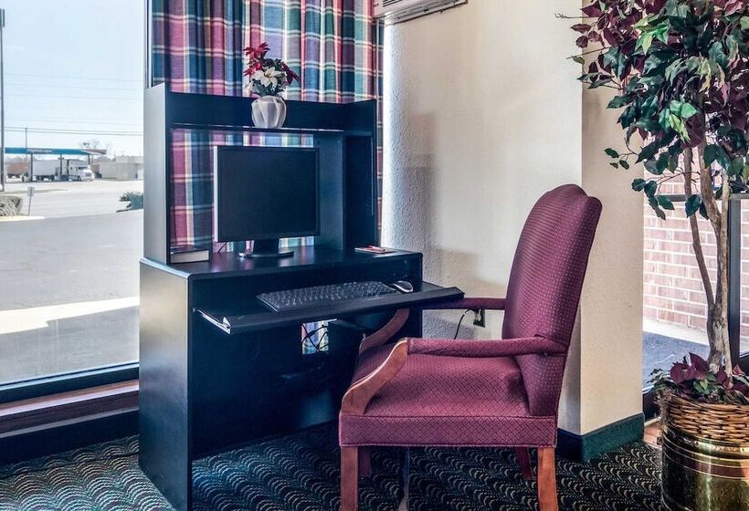 호텔 Econo Lodge Inn & Suites Conference Center