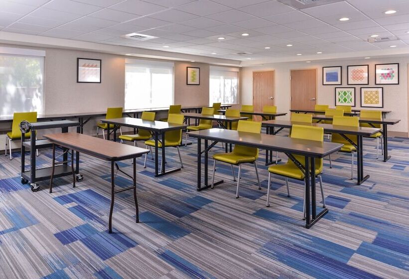 هتل Holiday Inn Express & Suites Lacey   Olympia, An Ihg