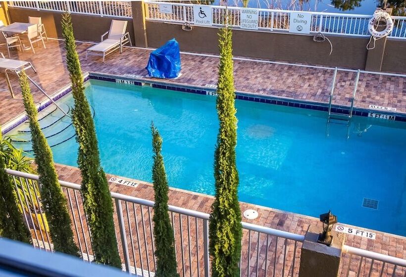 هتل Holiday Inn Express Daytona Beach   Speedway, An Ihg