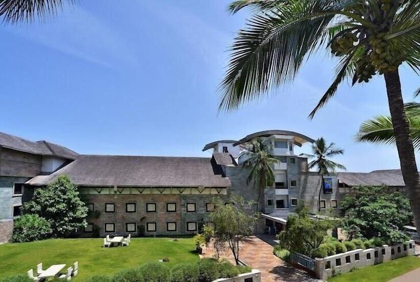 فندق Gokulam Grand Turtle On The Beach