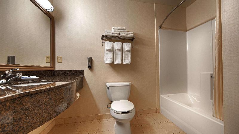 Отель Best Western Plus Lake Elsinore Inn & Suites