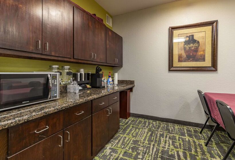 هتل Best Western Plus Victoria Inn & Suites