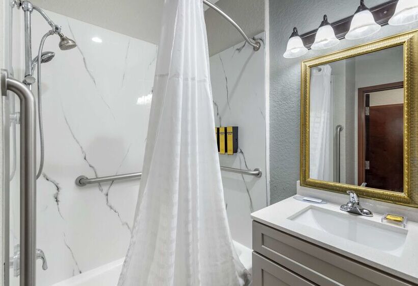 هتل Best Western Plus Victoria Inn & Suites