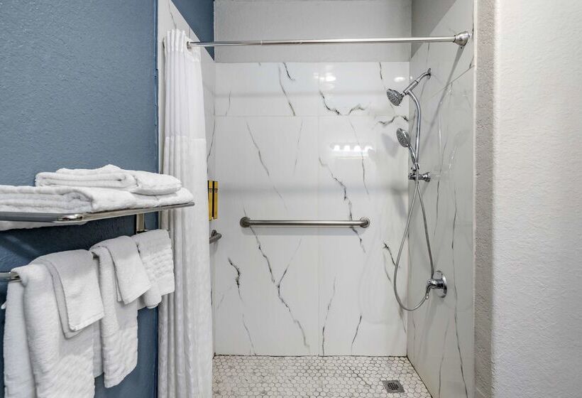 هتل Best Western Plus Victoria Inn & Suites