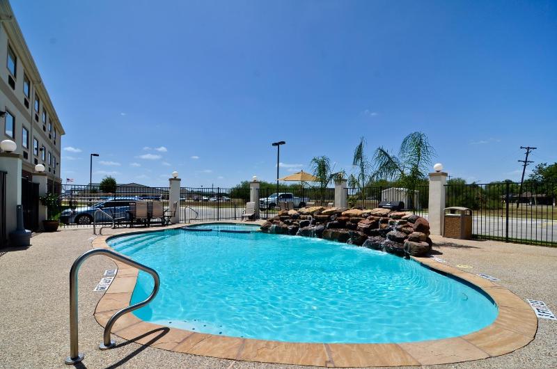 هتل Best Western Plus Victoria Inn & Suites