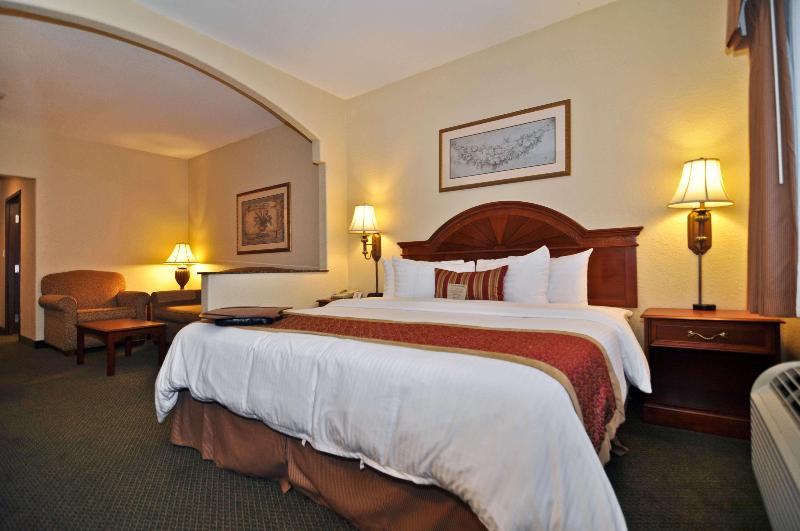 هتل Best Western Plus Victoria Inn & Suites