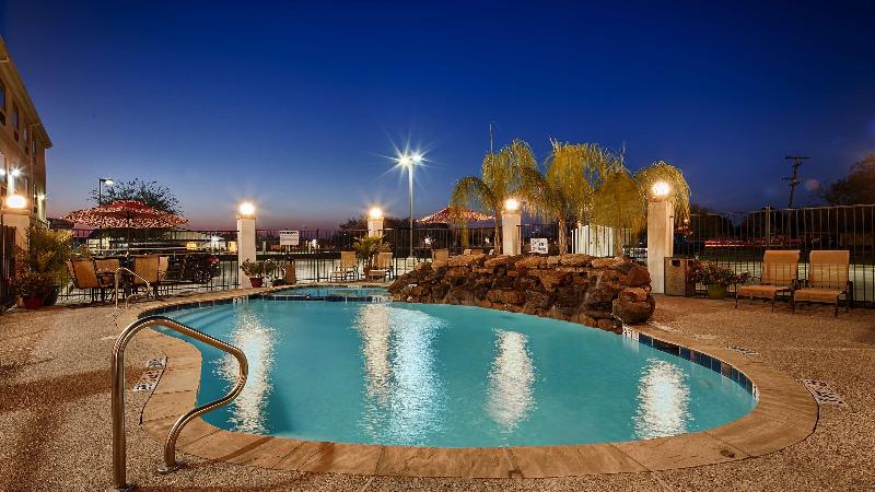 هتل Best Western Plus Victoria Inn & Suites
