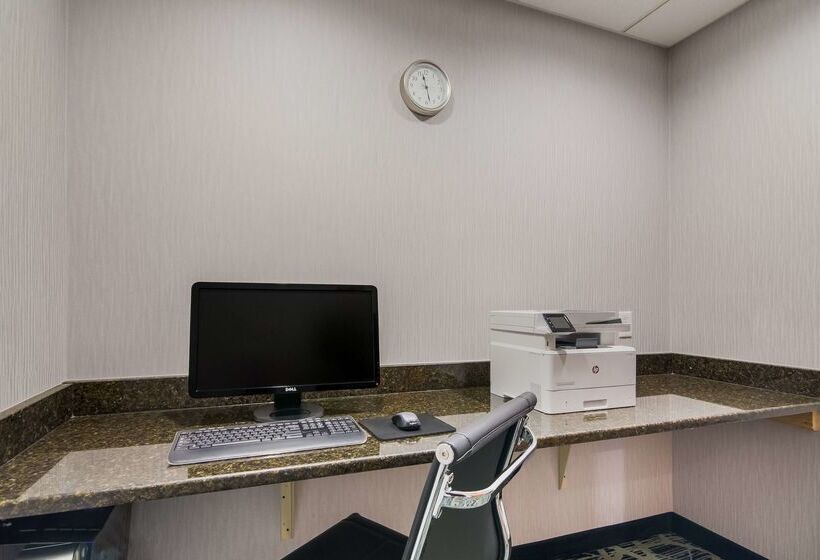 בית מלון כפרי Spark By Hilton Smithfield I 95