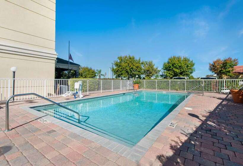 هتل Comfort Inn & Suites Tavares North