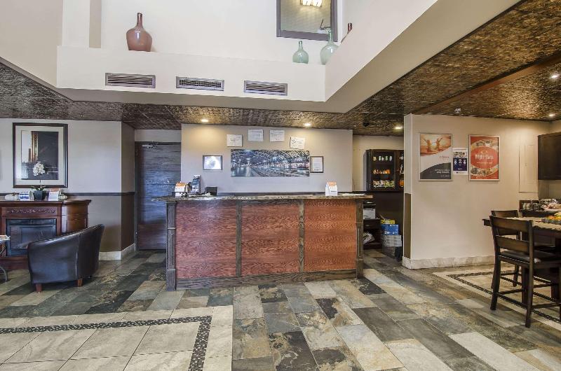 هتل Econo Lodge  Lloydminster