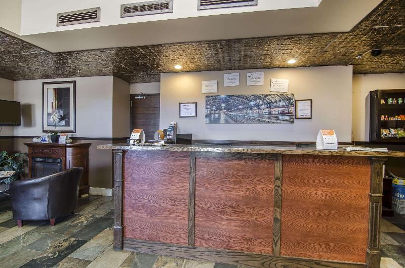 هتل Econo Lodge  Lloydminster