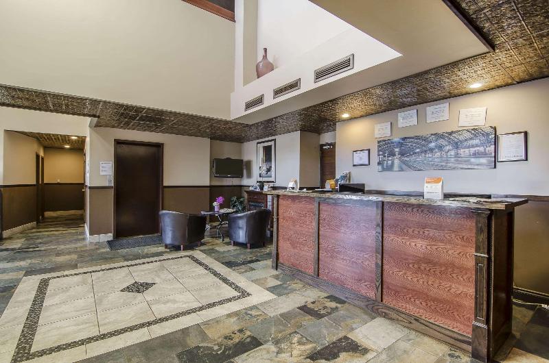 هتل Econo Lodge  Lloydminster