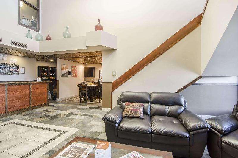 هتل Econo Lodge  Lloydminster