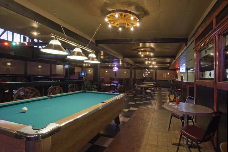 هتل Econo Lodge  Lloydminster