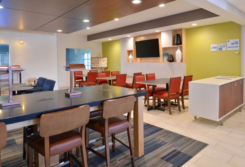 هتل Holiday Inn Express And Suites Stevens Point, An Ihg