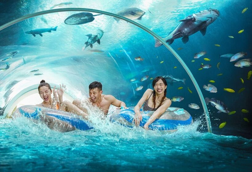 هتل Resorts World Sentosa  Equarius