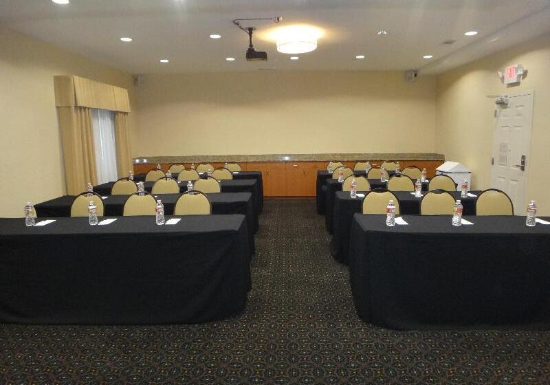هتل Candlewood Suites Decatur Medical Center, An Ihg