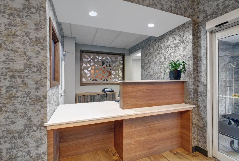 Отель Candlewood Suites Winchester, An Ihg
