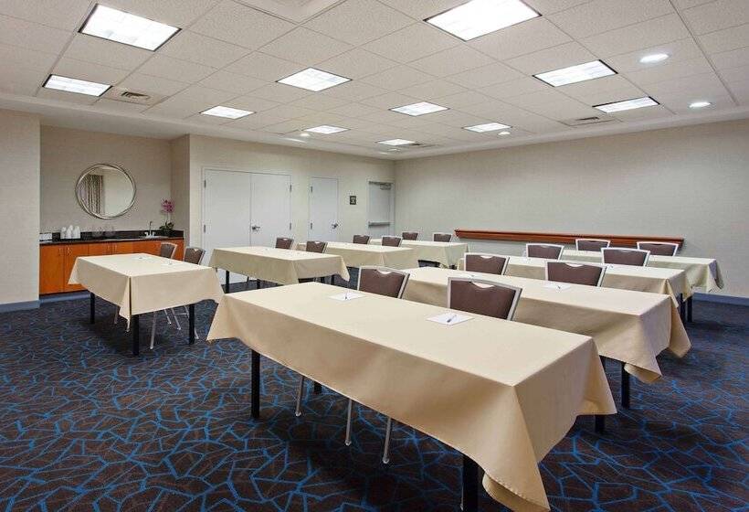 هتل Hampton Inn & Suites Clovisairport North