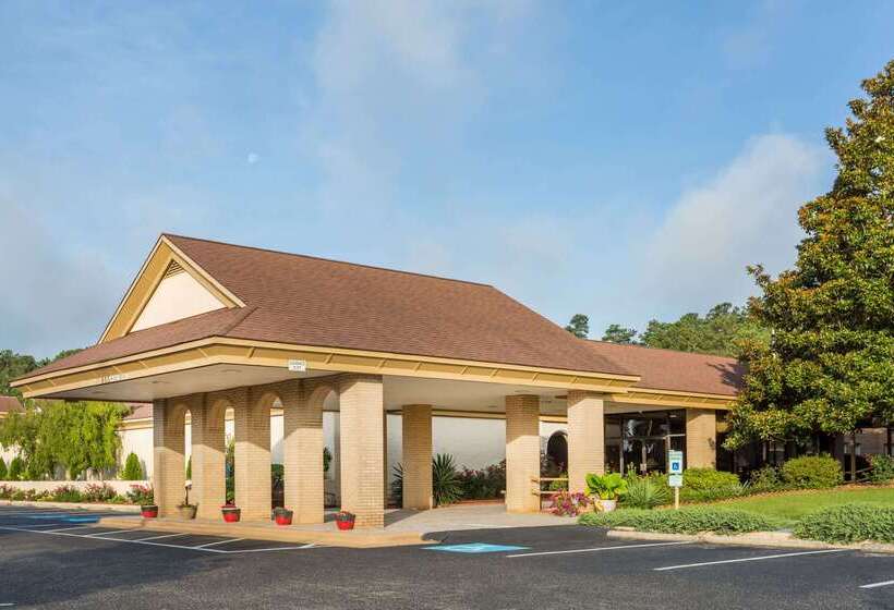 هتل Days Inn & Conf Center By Wyndham Southern Pines Pinehurst