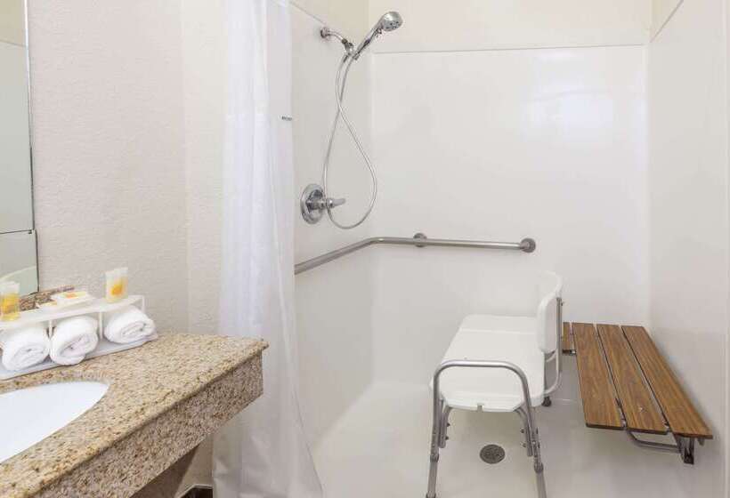 هتل Days Inn & Suites By Wyndham Pasadena