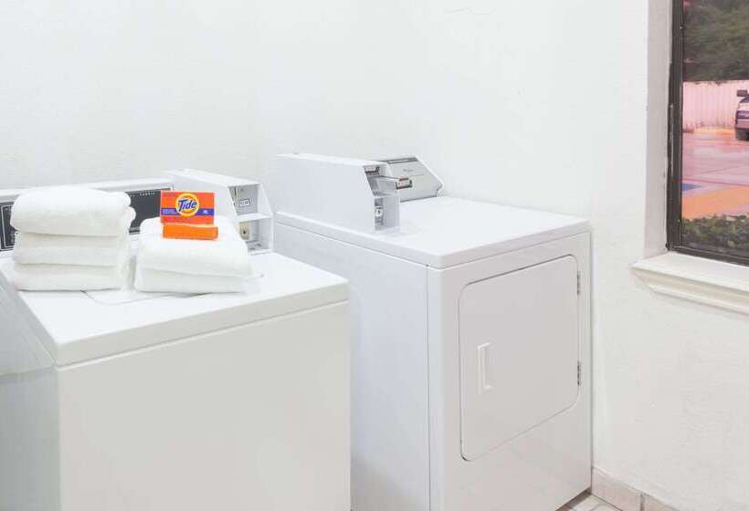 هتل Days Inn & Suites By Wyndham Pasadena
