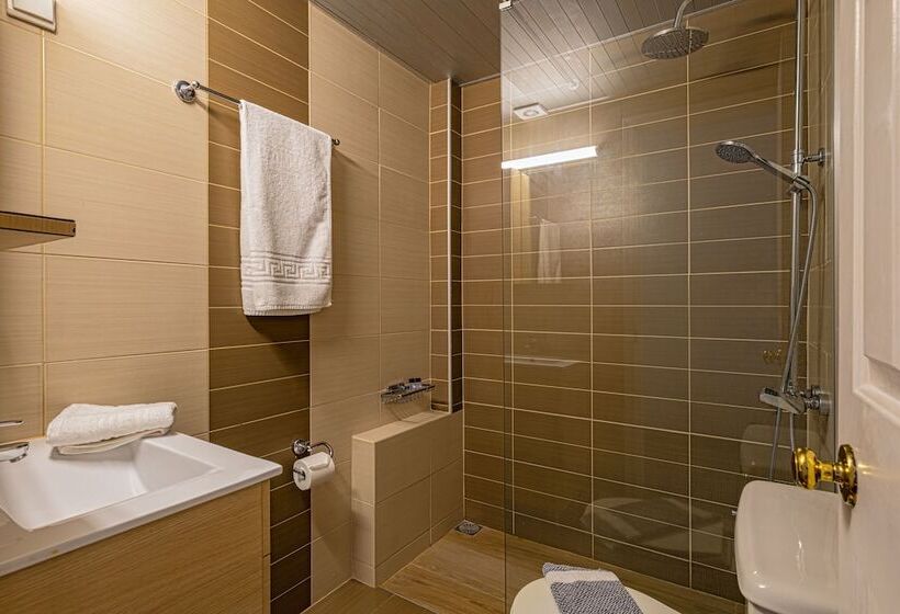 هتل Theos Village Apartments