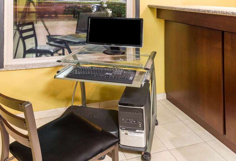 فندق Travelodge By Wyndham Newport