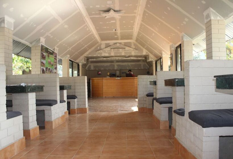 هتل Chitwan Forest Resort , Chitwan National Park
