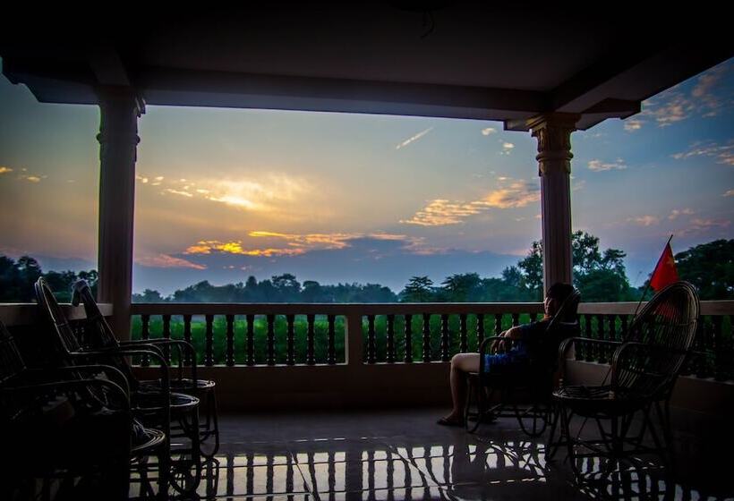 هتل Chitwan Forest Resort , Chitwan National Park