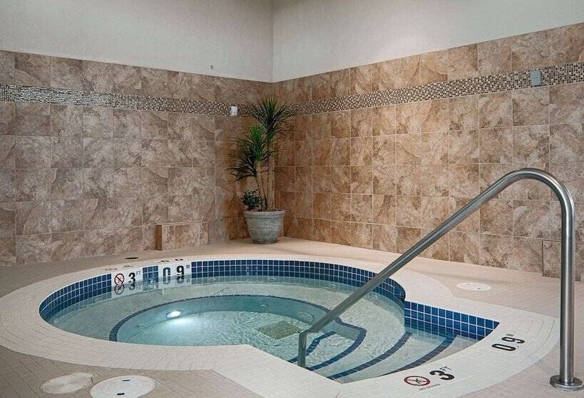Отель Best Western Plus Chateau Inn Sylvan Lake