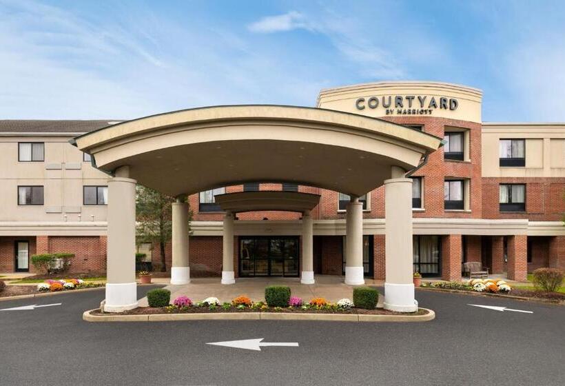 هتل Courtyard Wall At Monmouth Shores Corporate Park