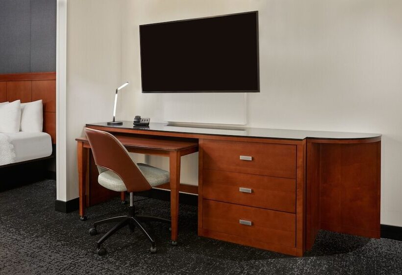 هتل Courtyard By Marriott Calgary Airport