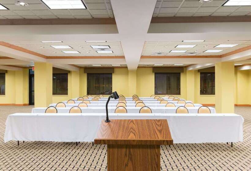 هتل Wingate By Wyndham Dayton Fairborn