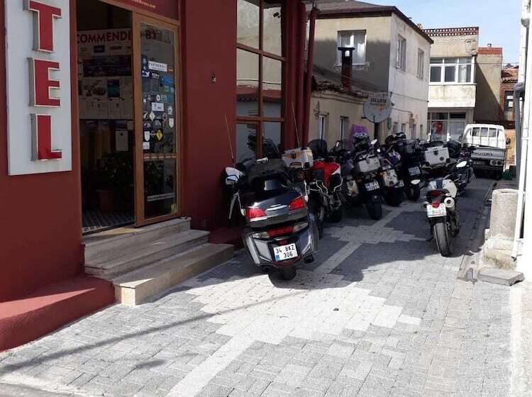 هتل Crowded House