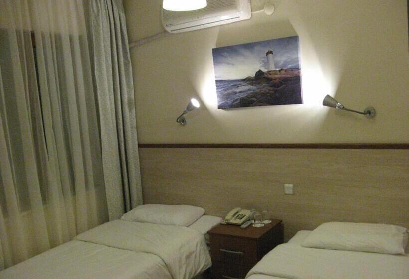 هتل Crowded House