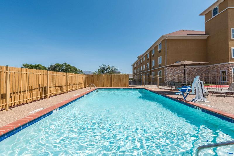 هتل Days Inn & Suites By Wyndham Cleburne Tx