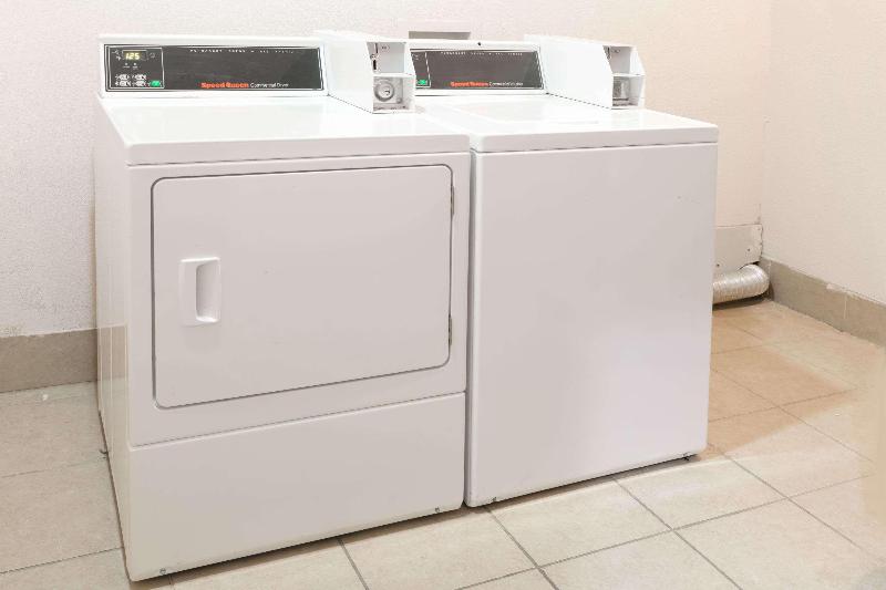 هتل Days Inn & Suites By Wyndham Dfw Airport South Euless