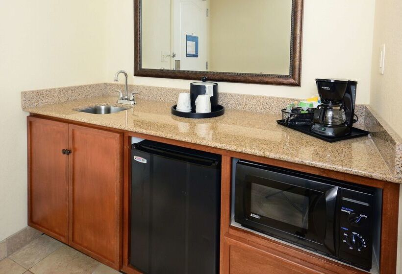 هتل Hampton Inn & Suites Durham/north I85