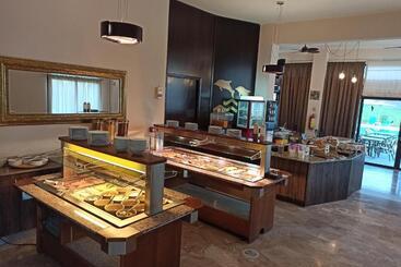 هتل Kalives Resort