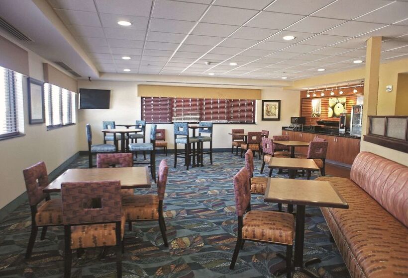 هتل La Quinta By Wyndham Edmond