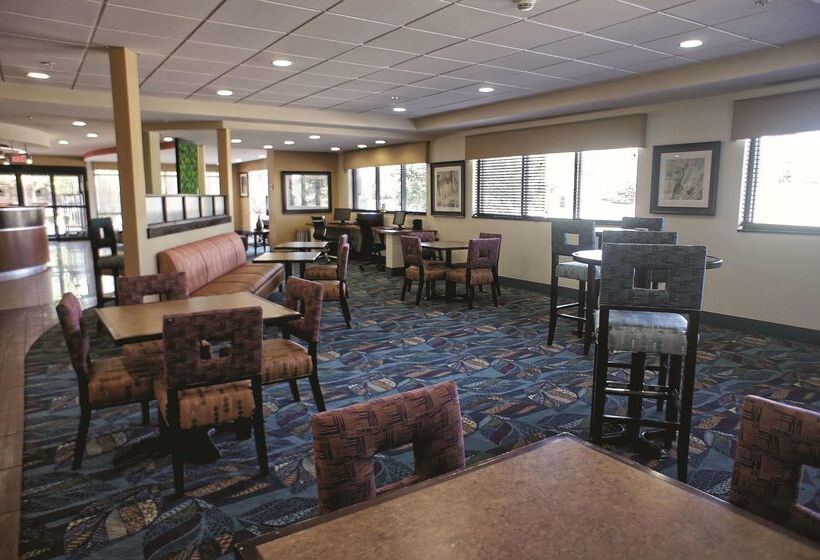 هتل La Quinta By Wyndham Edmond