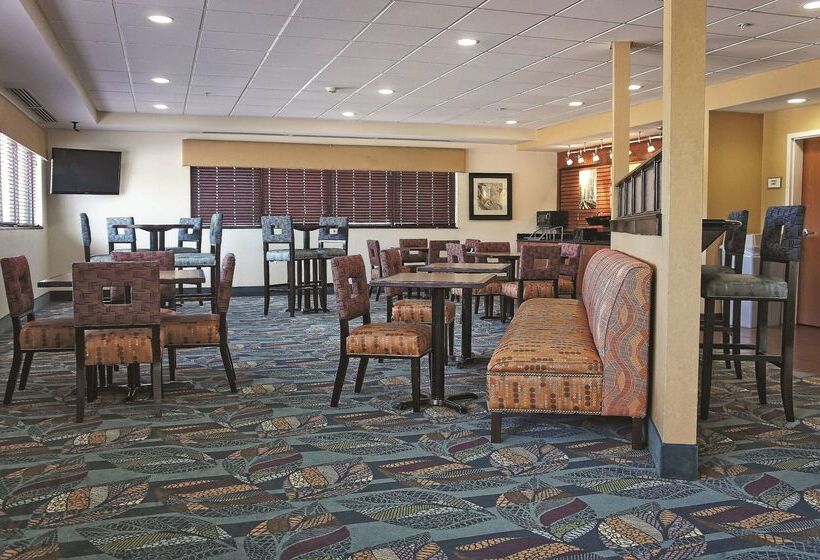هتل La Quinta By Wyndham Edmond