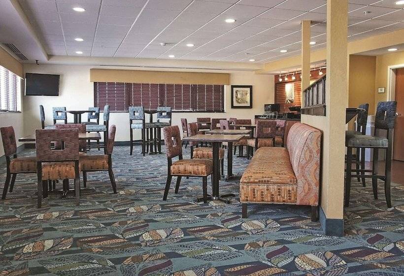 هتل La Quinta By Wyndham Edmond